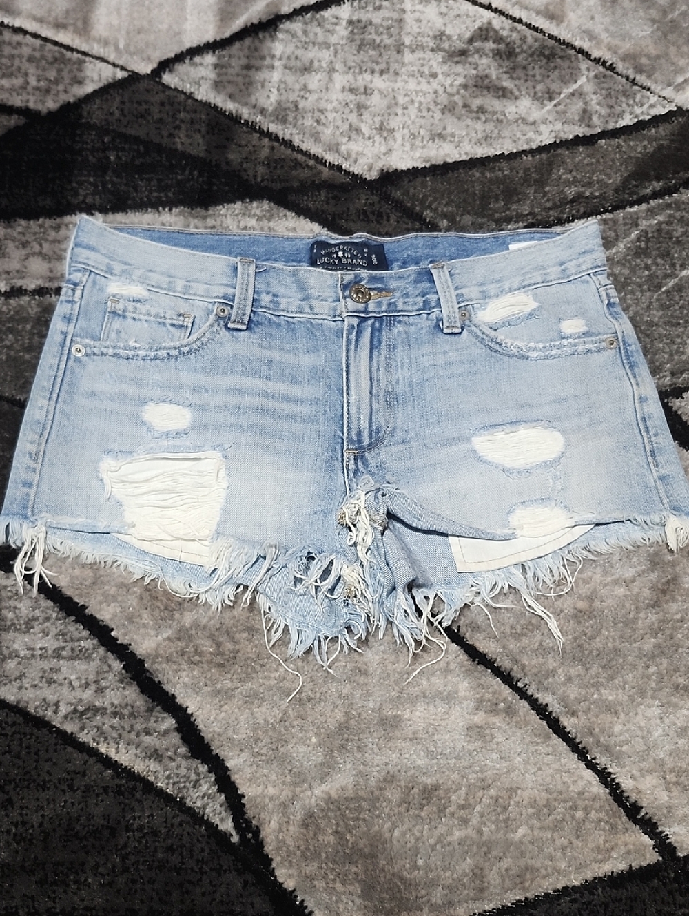 LUCKY BRAND DROP POCKETS DISTRESSED RAW-EDGE LIGHT-WASH DENIM JEAN SHORTS 2/26